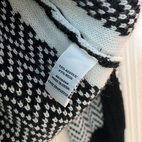 Sioni Women’s Sweater Silver Zipper Black And White Chevron Pattern - Picture 7 of 8